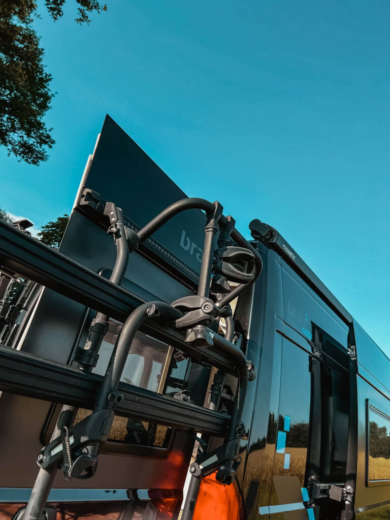 Kastenwagen Bravia Swan Trend 599 Heckansicht mit Fahrradgepäckträger