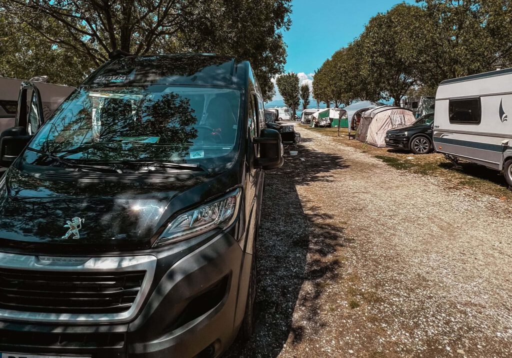 Kastenwagen Bravia Swan Trend 599 Frontansicht Campingplatz Gardasee
