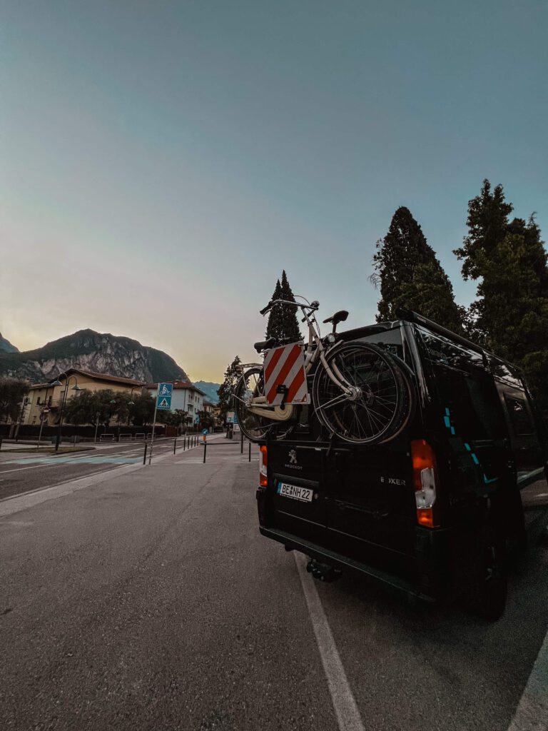 Kastenwagen Bravia Swan Trend 599 Heckansicht mit Fahrrädern am Gardasee