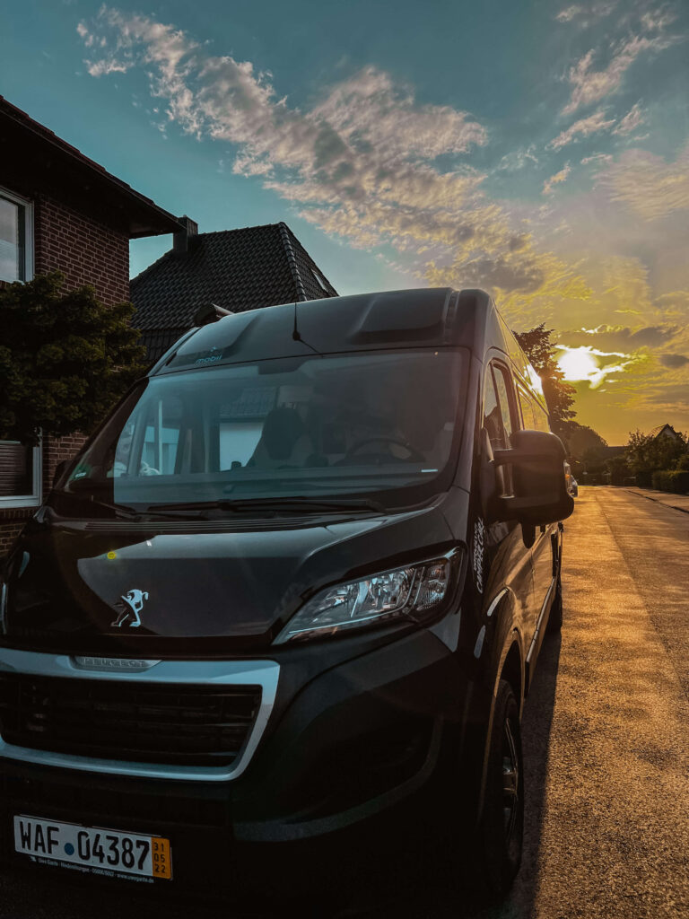 Kastenwagen Bravia Swan Trend 599 im Sonnenuntergang