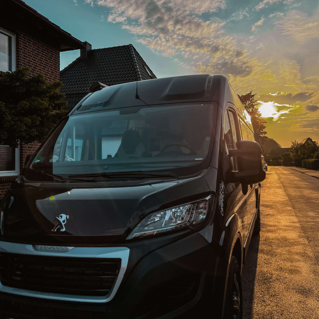 Kastenwagen Bravia Swan 599 Trend im Sonnenuntergang