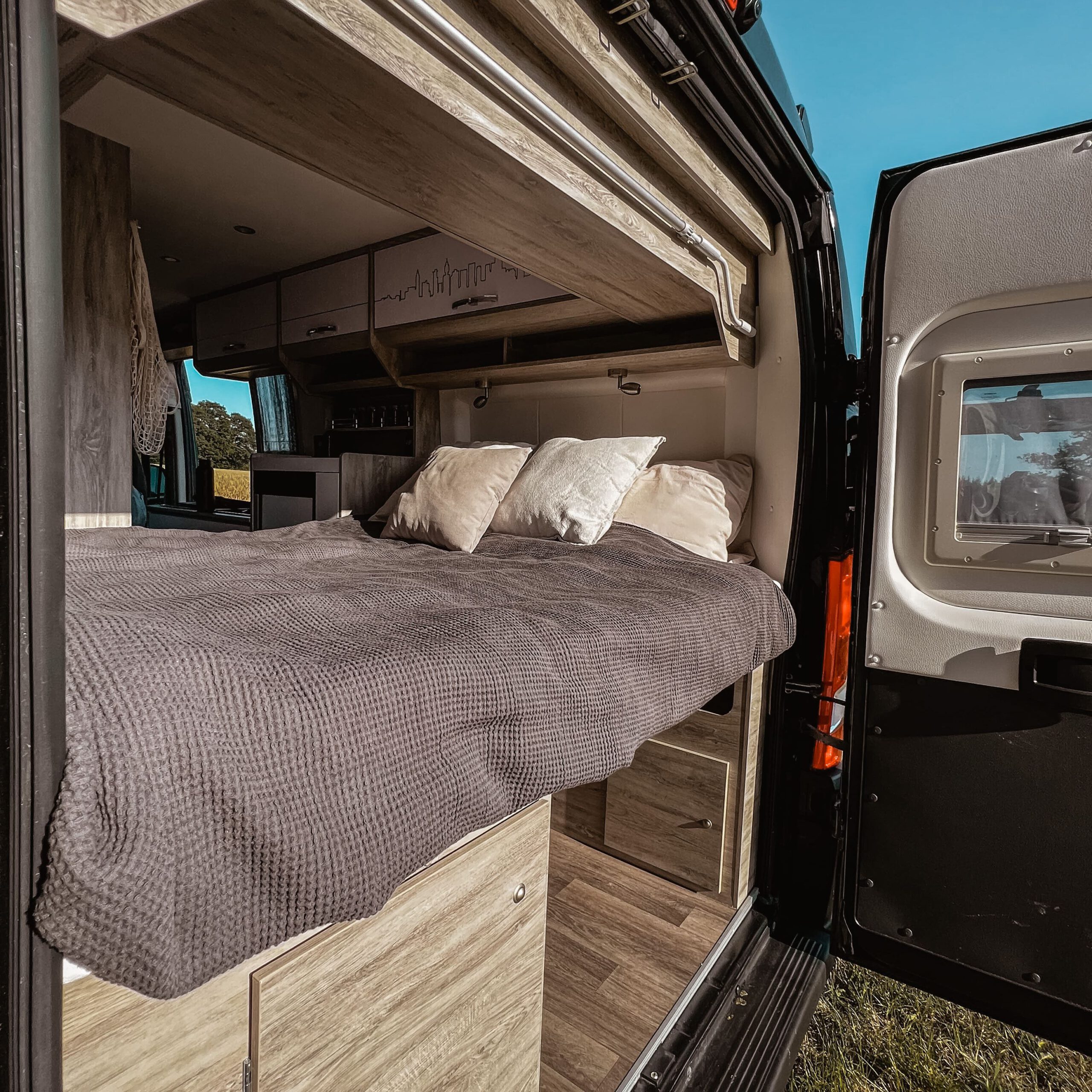 Kastenwagen Bravia Swan Trend 599 Heckansicht Bett