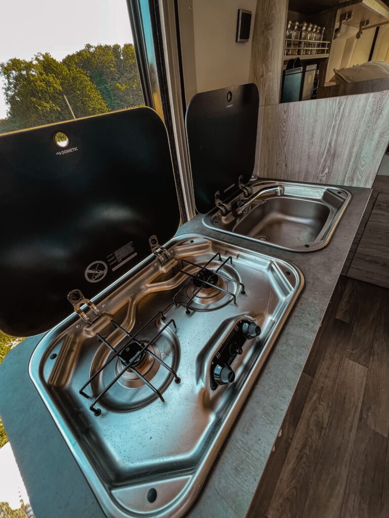 Kastenwagen Bravia Swan Trend 599 Küche mit Gasherd und Waschbecken
