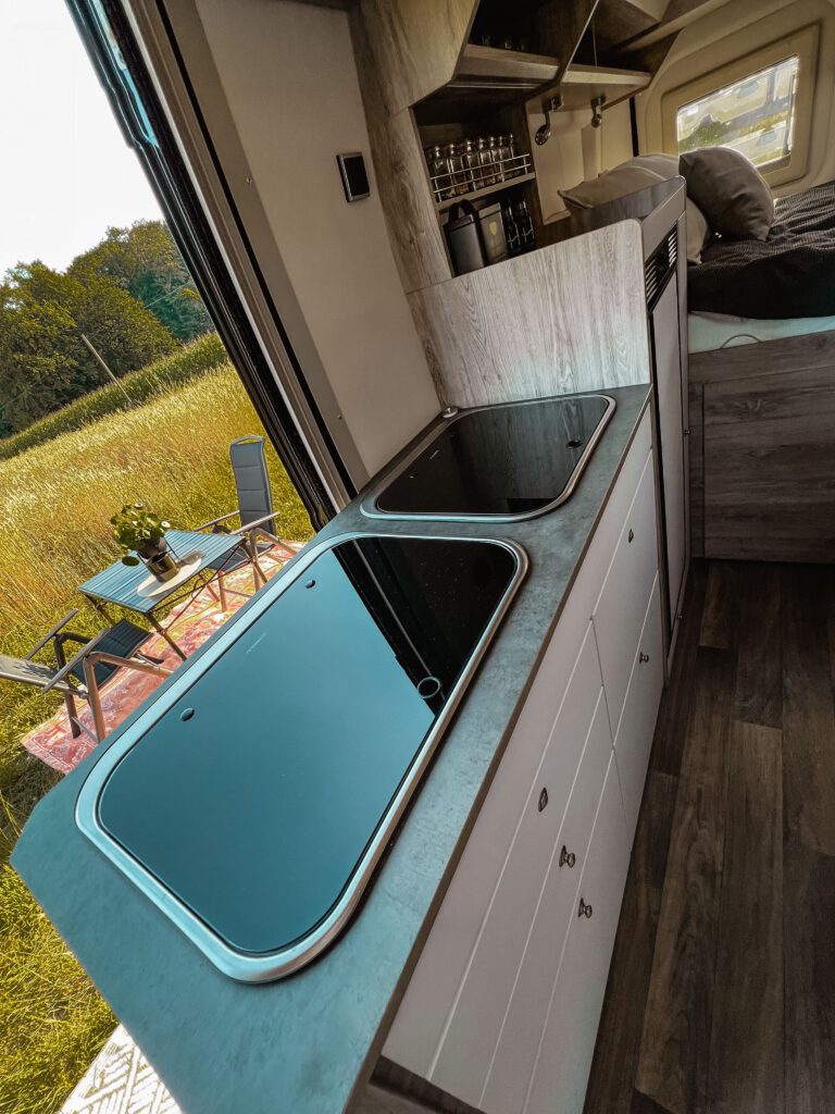 Kastenwagen Bravia Swan Trend 599 Küchenzeile
