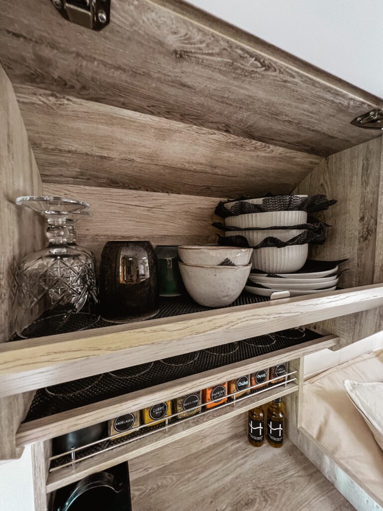 Kastenwagen Bravia Swan Trend 599 Küchenausstattung mit Geschirr, Gläsern, Gewürzen und Kaffee