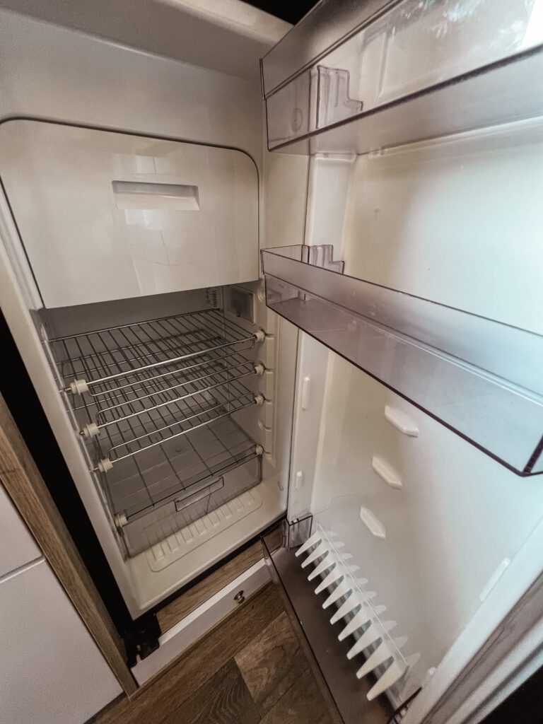 Kastenwagen Bravia Swan Trend 599 Kühlschrank mit Gefrier-Kühlfach