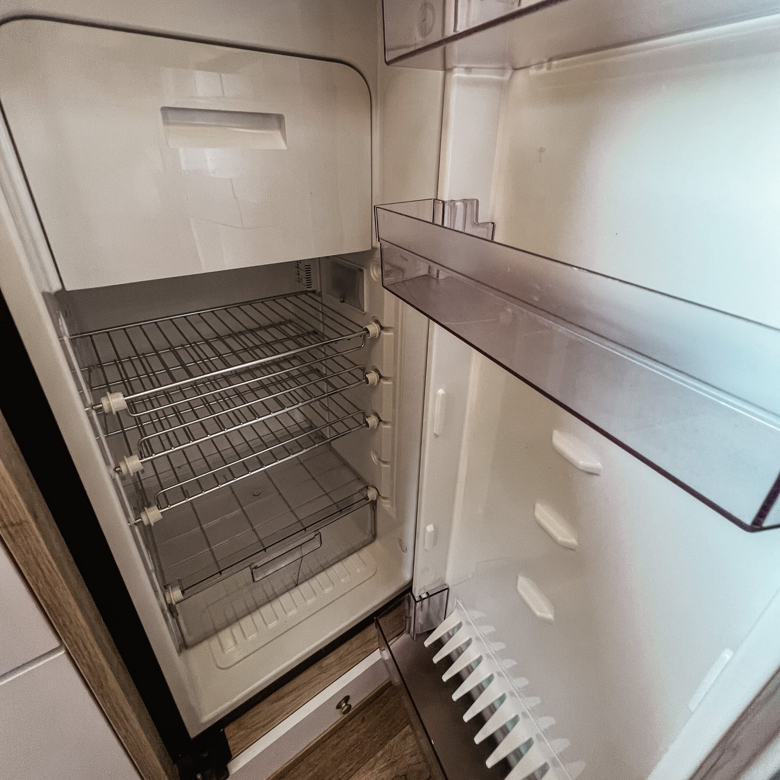 Kastenwagen Bravia Swan Trend 599 Kühlschrank