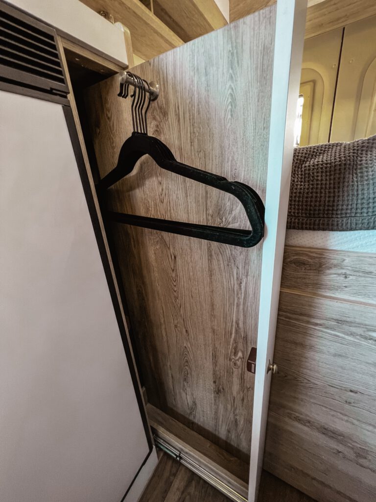 Kastenwagen Bravia Swan Trend 599 Kleiderbügel