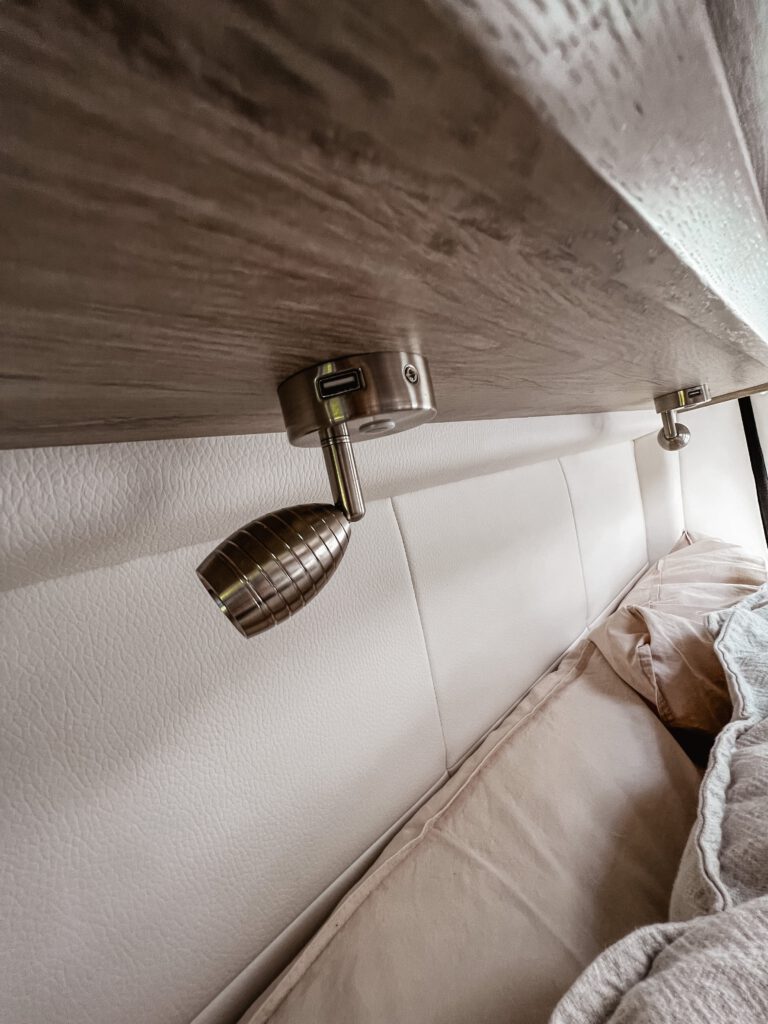Kastenwagen Bravia Swan Trend 599 USB-Ladestecker Bett