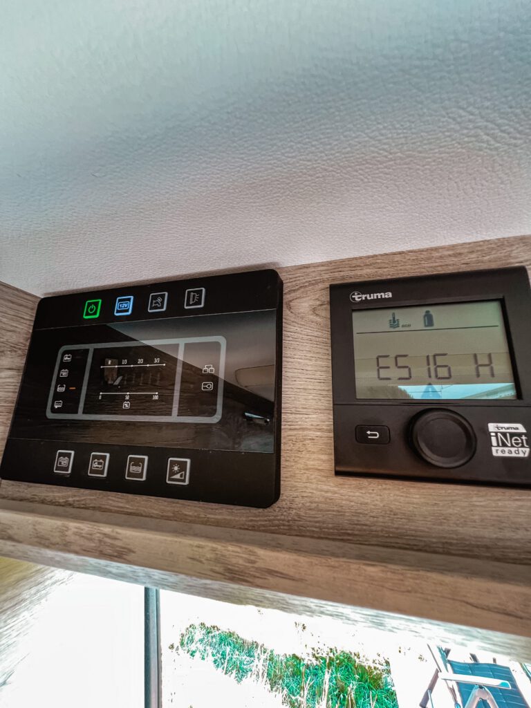 Kastenwagen Bravia Swan Trend 599 Bedienfeld