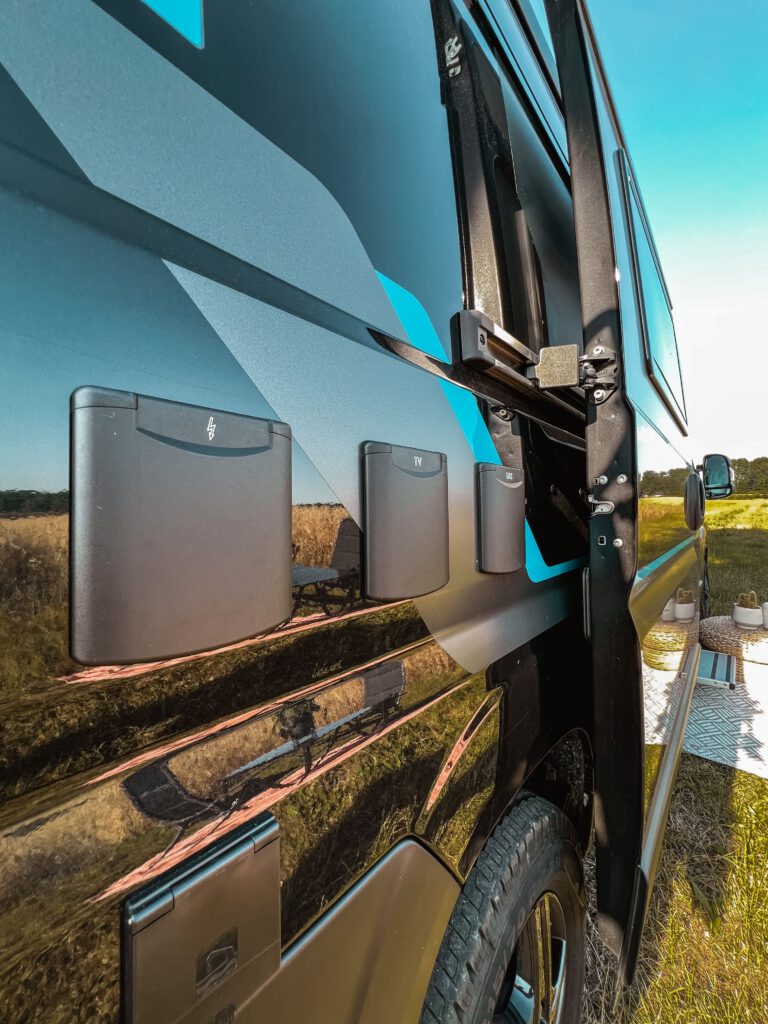 Kastenwagen Bravia Swan Trend 599 Außenanschlüsse mit Strom, Wasser und Gas