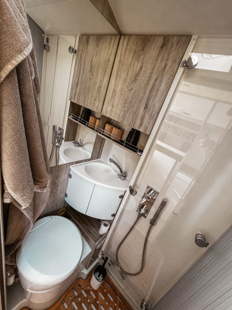 Kastenwagen Bravia Swan Trend 599 Badezimmer