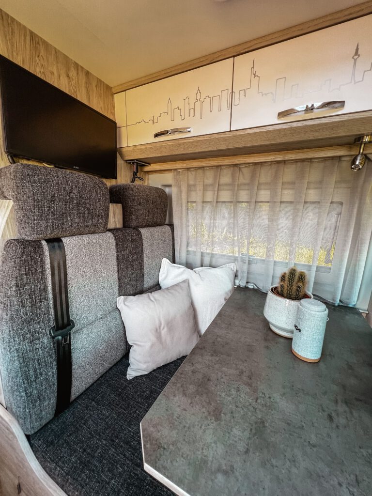 Kastenwagen Bravia Swan Trend 599 Sitzgarnitur
